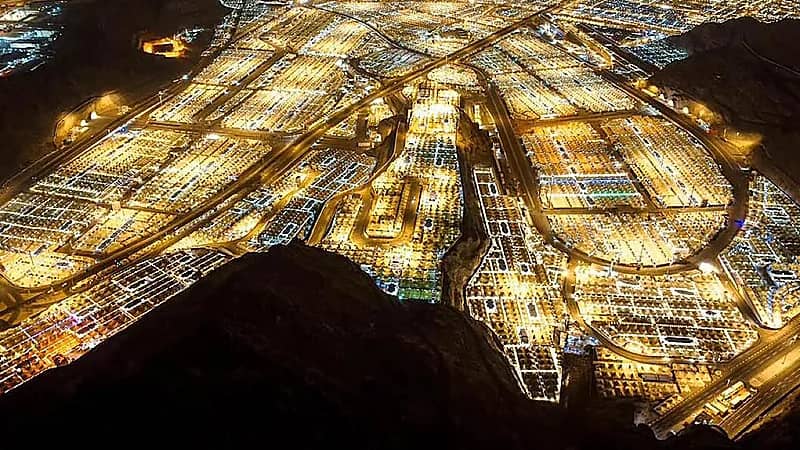 مشهد جوي ساحر لمشعر منى ليلاً.. صور