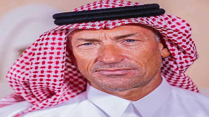 "رينارد" يرتدي الشماغ احتفالا باليوم الوطني