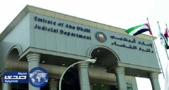 عامل كافتيريا بالامارات يقفد عينه بسبب علبة بسكويت