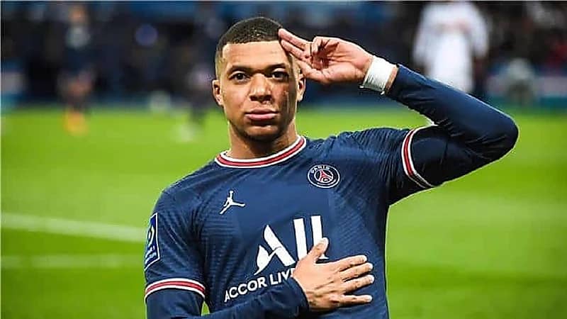 مبابي يهرب من الضغوط برحلة لموطنه