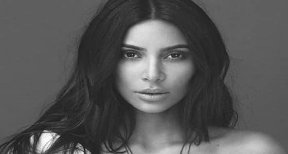 كيم كارداشيان تثير ضجة بصورتها في حمام السباحة بالمايوه