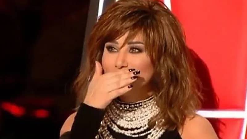 نجوى كرم تبكي على المسرح وتكشف عن مرض والدتها .. فيديو