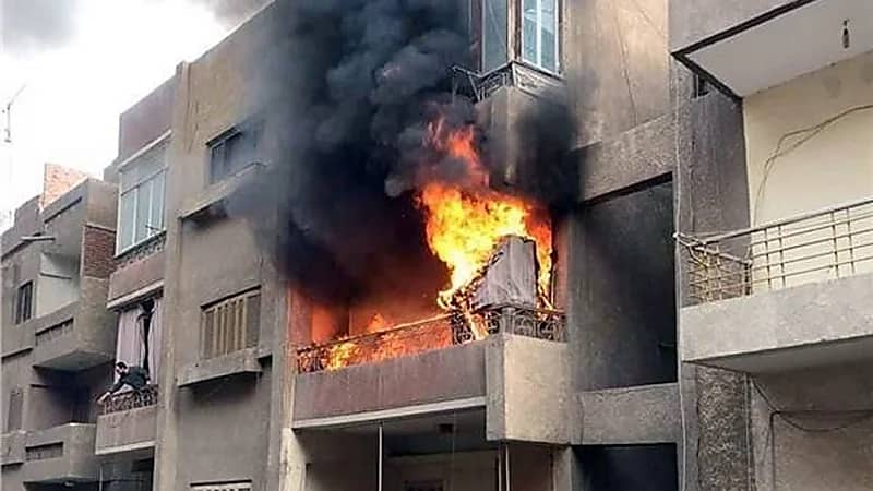 "ماتوا في حضن بعضهم".. حريق ينهي حياة رجل وزوجته وطفليهما