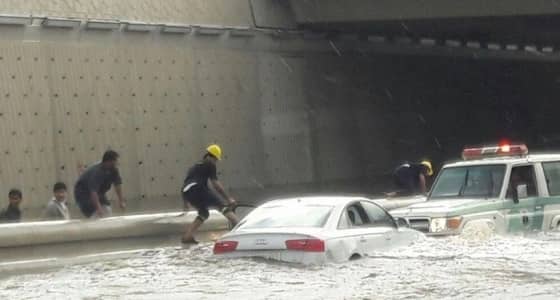 الدفاع المدني تعد تقرير عن تجاهل قائدي السيارات لتنبيهات السيول والأمطار