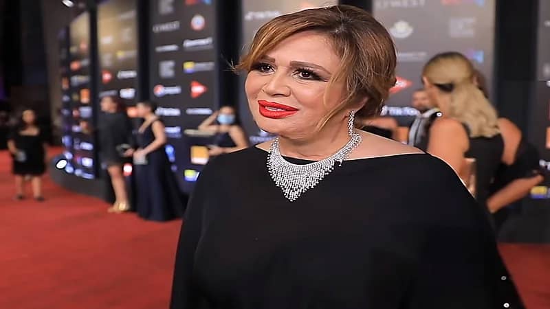 إلهام شاهين تنفعل على فتاة وقفت خلفها أثناء التصوير