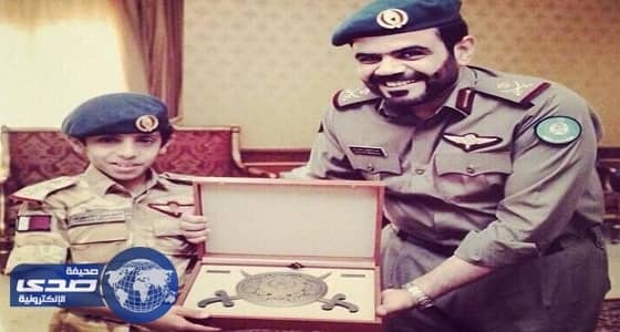 بالصور.. " تميم " يمنح طفل حمد العطية رتبة لواء عسكري