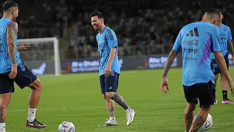 شاهد .. ميسي يتظاهر بالإصابة أثناء تدريبات الأرجنتين في أبو ظبي