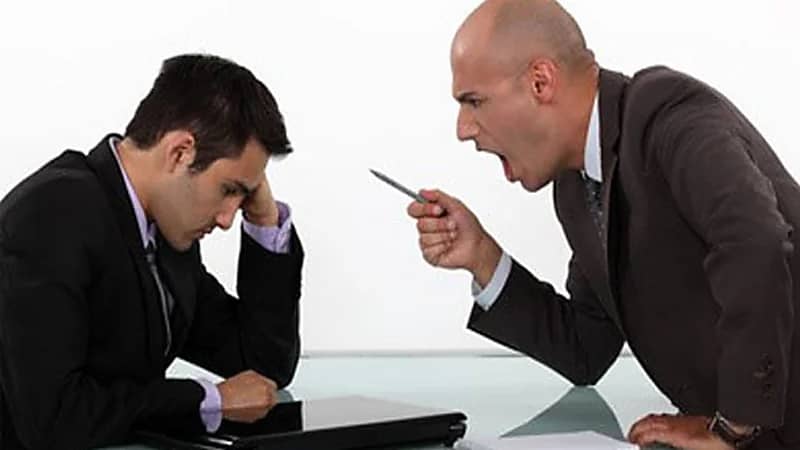 صفات سيئة يكرهها الموظفون في رؤساء العمل