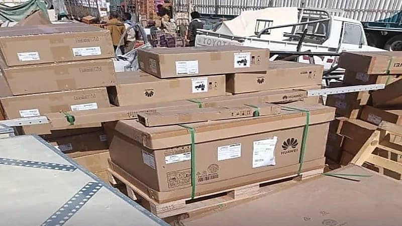 بالصور.. ضبط شحنة محركات طائرات مسيرة كانت في طريقها للحوثيين