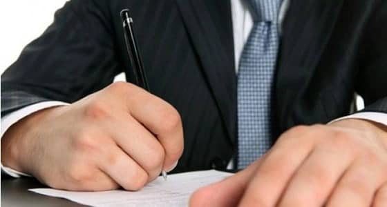 موظفون يعملون 3000 ساعة لحماية زميلهم من الطرد