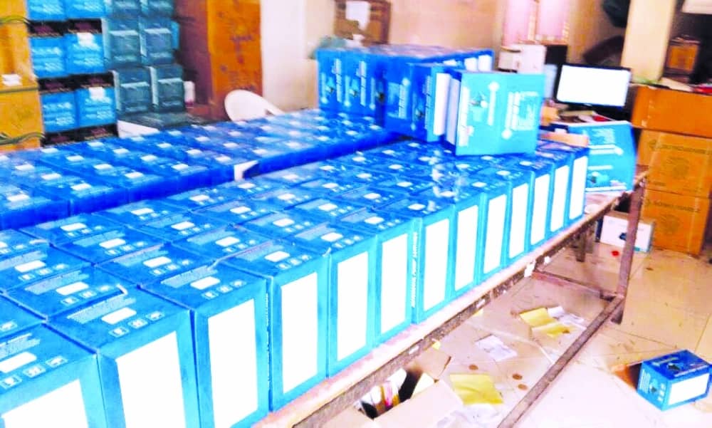 ضبط مصنع معدات كهربائية مقلدة يديره 4 وافدين بجدة