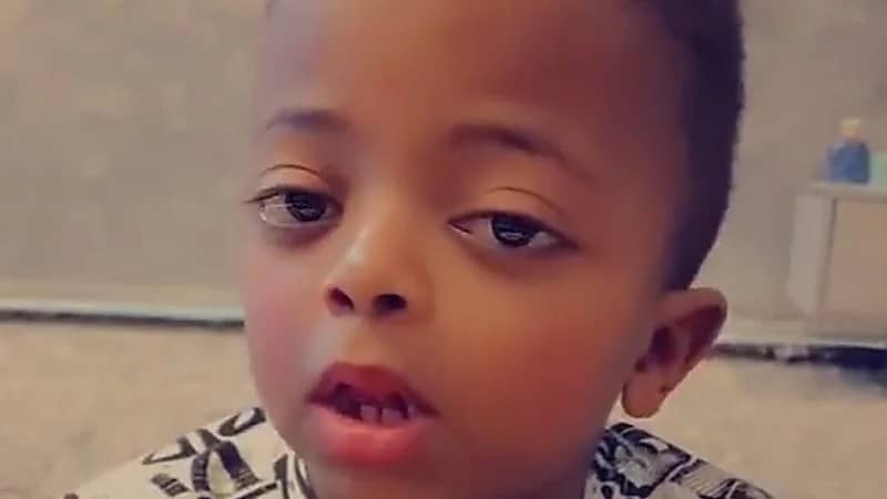 طفل يوجه رسالة للمتنمرين: كلنا في بيوتنا مراية ونشوف شكلنا ما نحتاج تذكرونا ..فيديو