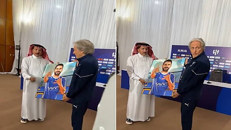 إبراهيم الفريان يقدم لوحة مرسومة بتوقيعه هدية لـ ميتروفيتش .. فيديو