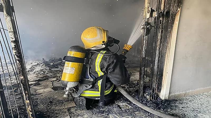 بالصور.. إصابة امرأة في حريق منزل بالرياض