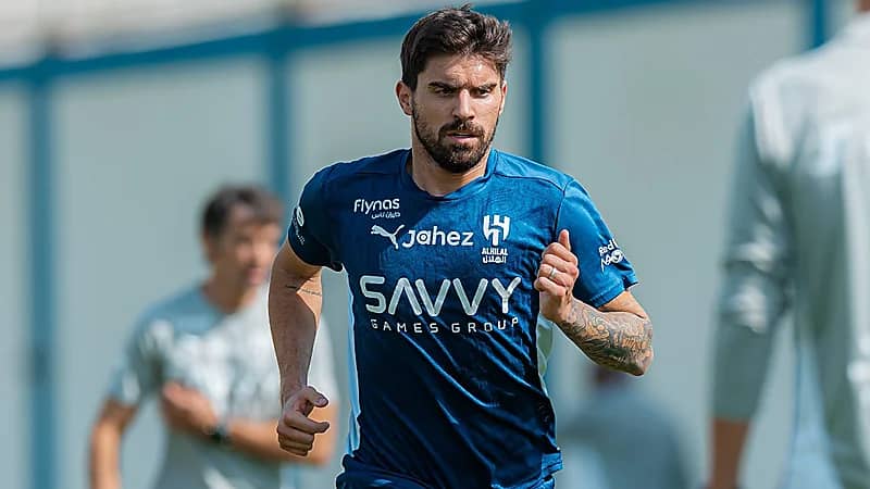 نيفيز يُشارك في جزء من التدريبات الجماعية