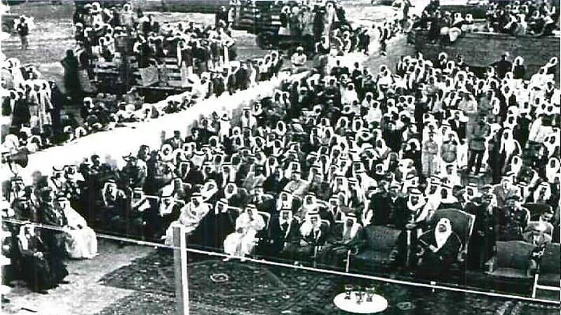 صورة نادرة للملك سعود أثناء افتتاح مدرسة ‎الخبر قبل 68 عام