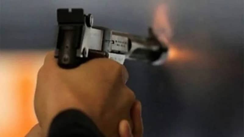 شاب يقتل والده رميا بالرصاص لسبب غريب 