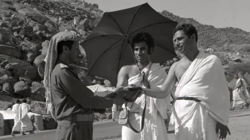 صورة نادرة لأحد ضباط الحرس الوطني يقدم المساعدة لحجاج عام 1397هـ