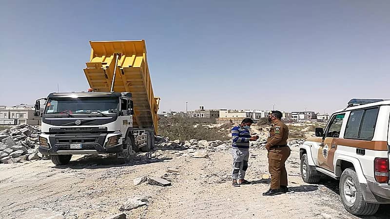 ضبط شاحنتين تلقيان انقاض ومخلفات في الأماكن الممنوعة بالدمام