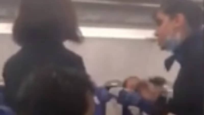 بالفيديو.. مشادة كلامية بين مضيفة وراكب على متن طائرة بسبب الوجبة