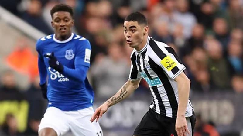 نيوكاسل يتفوق على إيفرتون في الدوري الإنجليزي