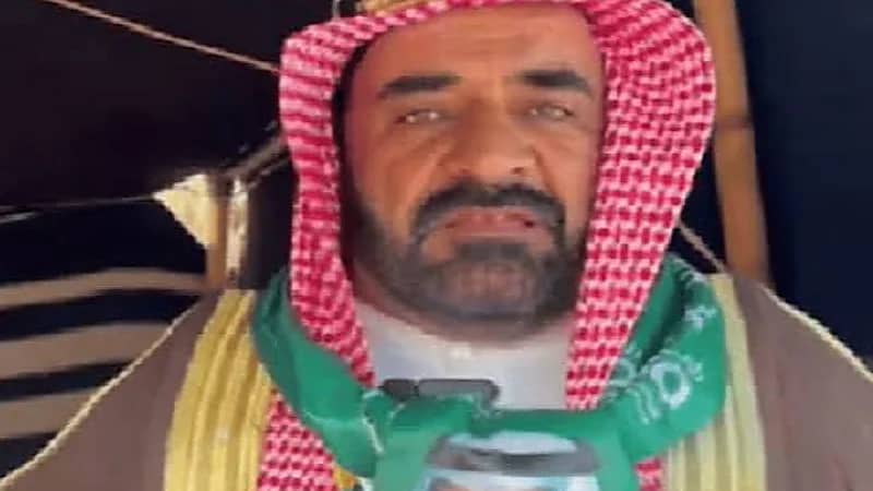 أفغاني يحتفل بيوم التأسيس على طريقته الخاصة .. فيديو