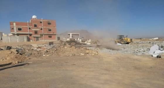 بالصور.. بلدية العوالي تزيل تعدي بحي الدويخلة