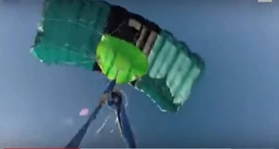 بالفيديو.. لحظات رعب لشخص فقد السيطرة على مظلته