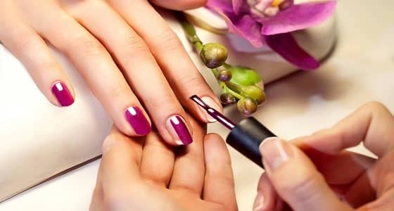 تعرفي على أضرار ومخاطر تقليم الأظافر في مراكز التجميل