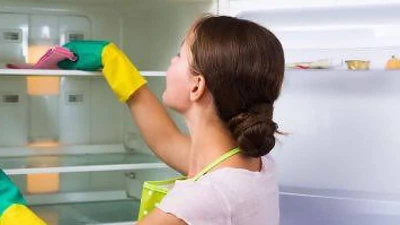 طرق مدهشة وسهلة لتنظيف الثلاجة تجعلها تدوم سنوات أطول
