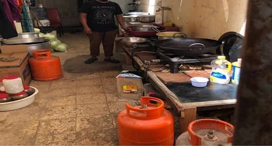 ضبط مطعم يضم عمالة لاتحمل شهادات صحية