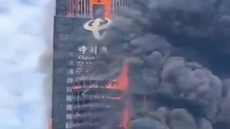 بالفيديو.. حريق ضخم يلتهم ناطحة سحاب