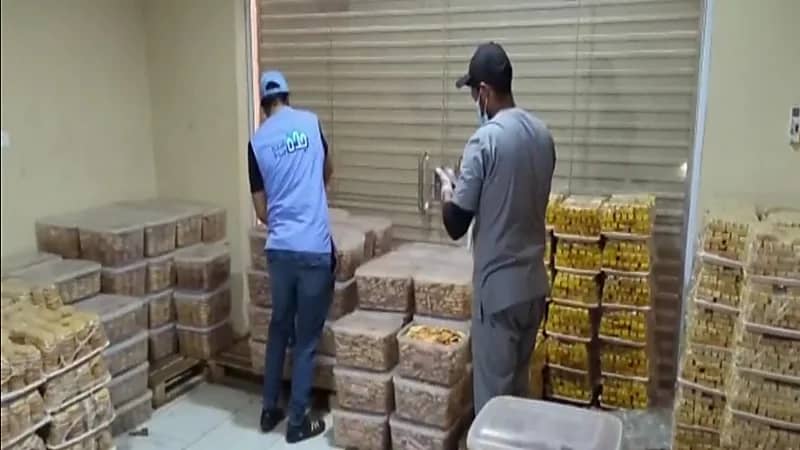 مشاهد صادمة في معمل حلويات غير نظامي بحي مريخ قبل إغلاقه