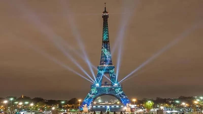 مشكلة فنية تهدد برج إيفل