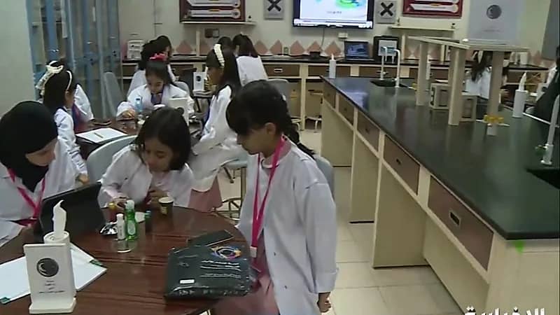 9 آلاف طالب يشاركون بأول تجربة علمية للتعرف على محطة الفضاء.. فيديو