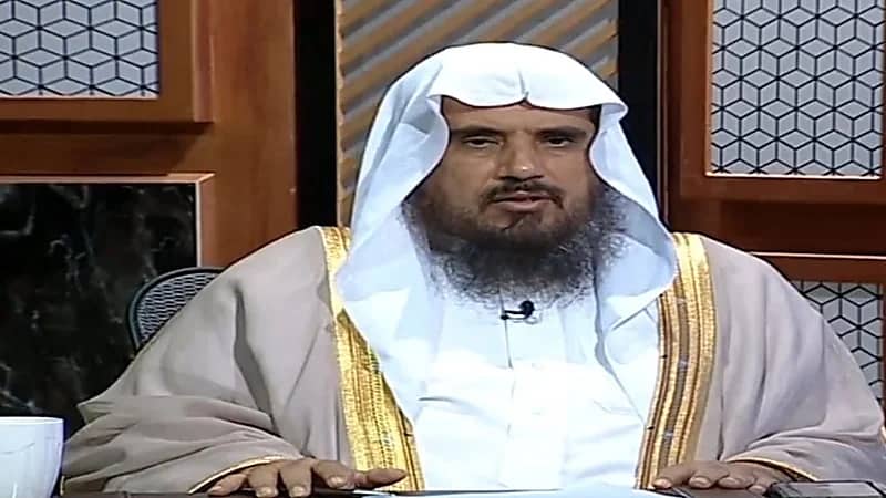 صلت 20 يومًا باتجاه خاطئ بمقدار 30 درجة فماذا عليها؟.. "الخثلان" يجيب