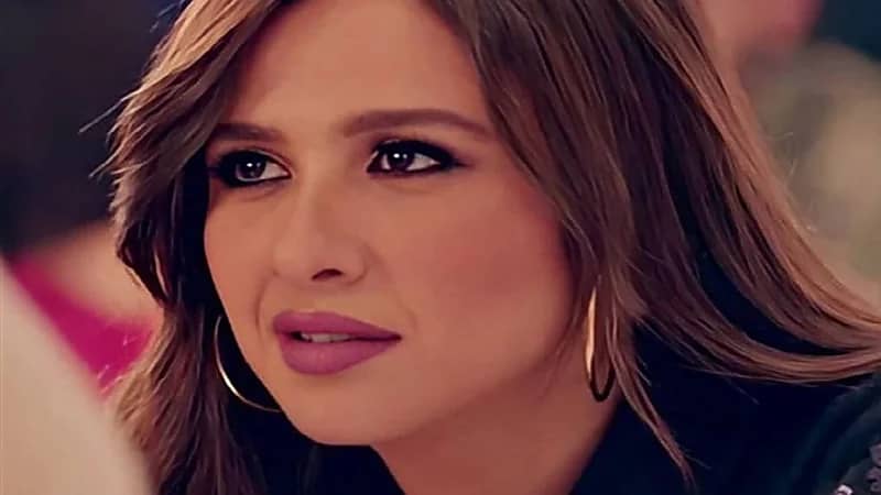 ياسمين عبدالعزيز تتحول إلى رجل والجمهور: "دة أخوكي"