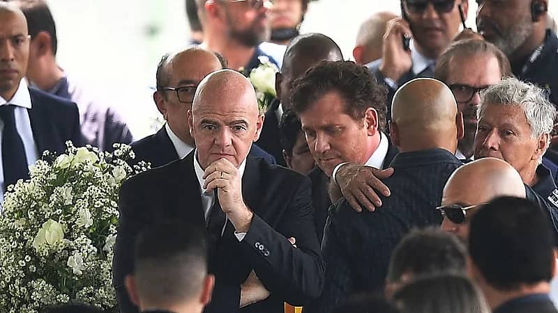 رئيس "فيفا" يطلب من كل دولة تسمية أحد ملاعبها باسم "بيليه"