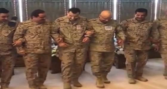 بالفيديو.. قائد القوات الجوية الملكية يؤدي الخطوة الجنوبية مع عدد من الضباط