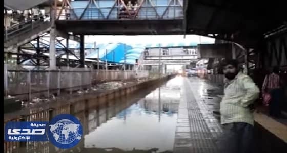 بالفيديو.. مياه الأمطار تمنع قطارًا من التوقف في المحطة