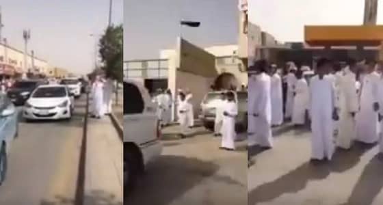 بالفيديو.. " التهور " يدفع طلاب مدرسة أهلية لممارسة التفحيط عقب الاختبارات