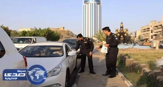 بالصور.. أمن الطائف يستقبل الطلبة في العام الدراسي الجديد بالورود