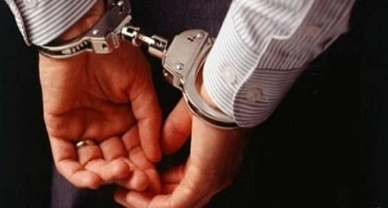 خليجي يضرب زوجته بالفأس ويلقي بها من النافذة