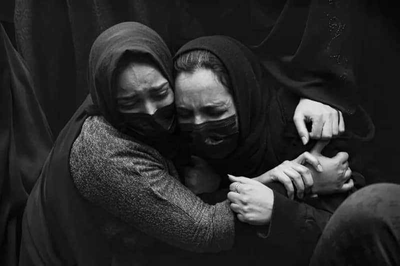 فيديو يكشف لحظة ضرب وتجريد ملابس طالبات مدرسة ثانوية في طهران