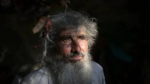 رجل يترك المدينة ويوزع أمواله ليعيش في الكهف