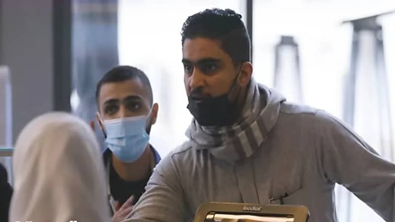 بالفيديو.. شاب سعودي يخطف الأنظار لرفضه إهانة امرأة أثناء عملها