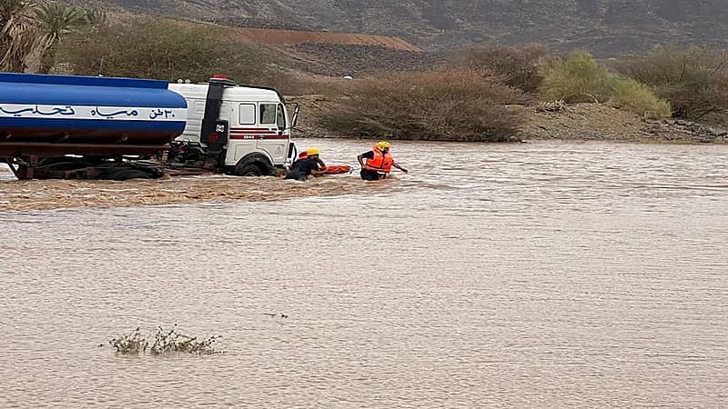 مدني الجموم ينقذ شخصًا احتجز في سيل بوادي فيدة بعسفان