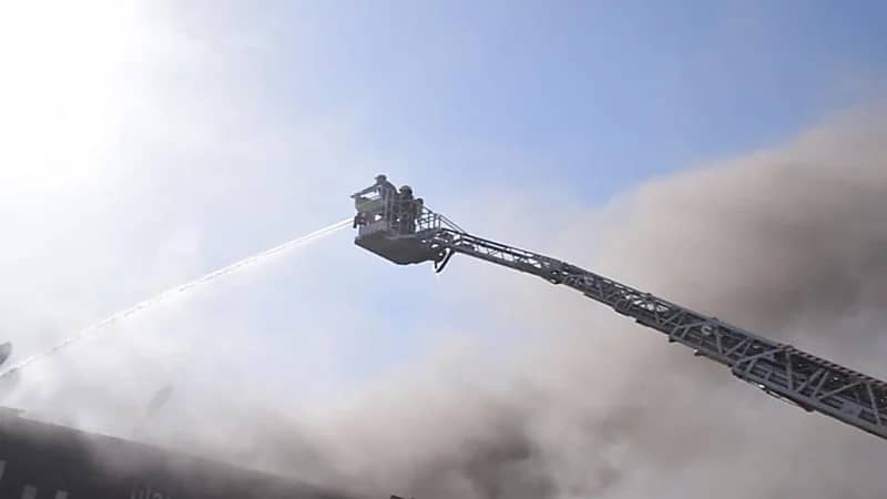 وفاة شخص في حريق بمحل تجاري بجدة