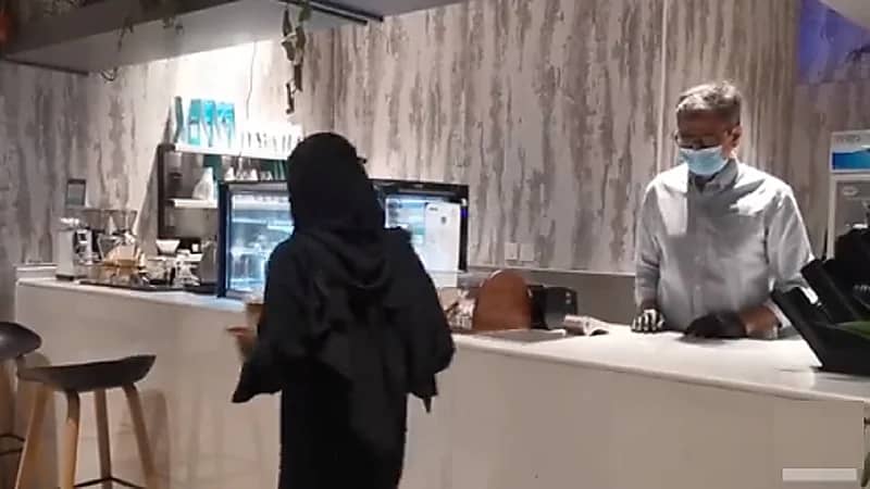 شاهد.. معلم يعمل بعد التقاعد "باريستا" في مقهى بجازان