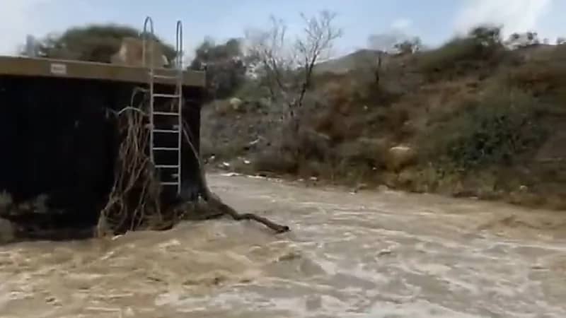 سيول غامرة تجتاح حي الوسام بالطائف.. فيديو